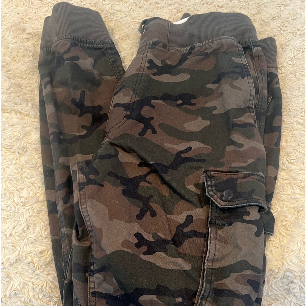 Men's H&M Camouflage Cargo Pants with Side Pockets Size: Small